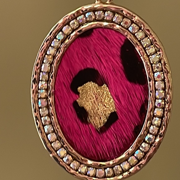 🎉💕 NEW Caroline Fuchsia Gold Leopard Iridescent Crystal Earrings - Picture 4 of 5